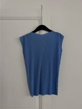 Load image into Gallery viewer, Pleats Sleeveless Top
